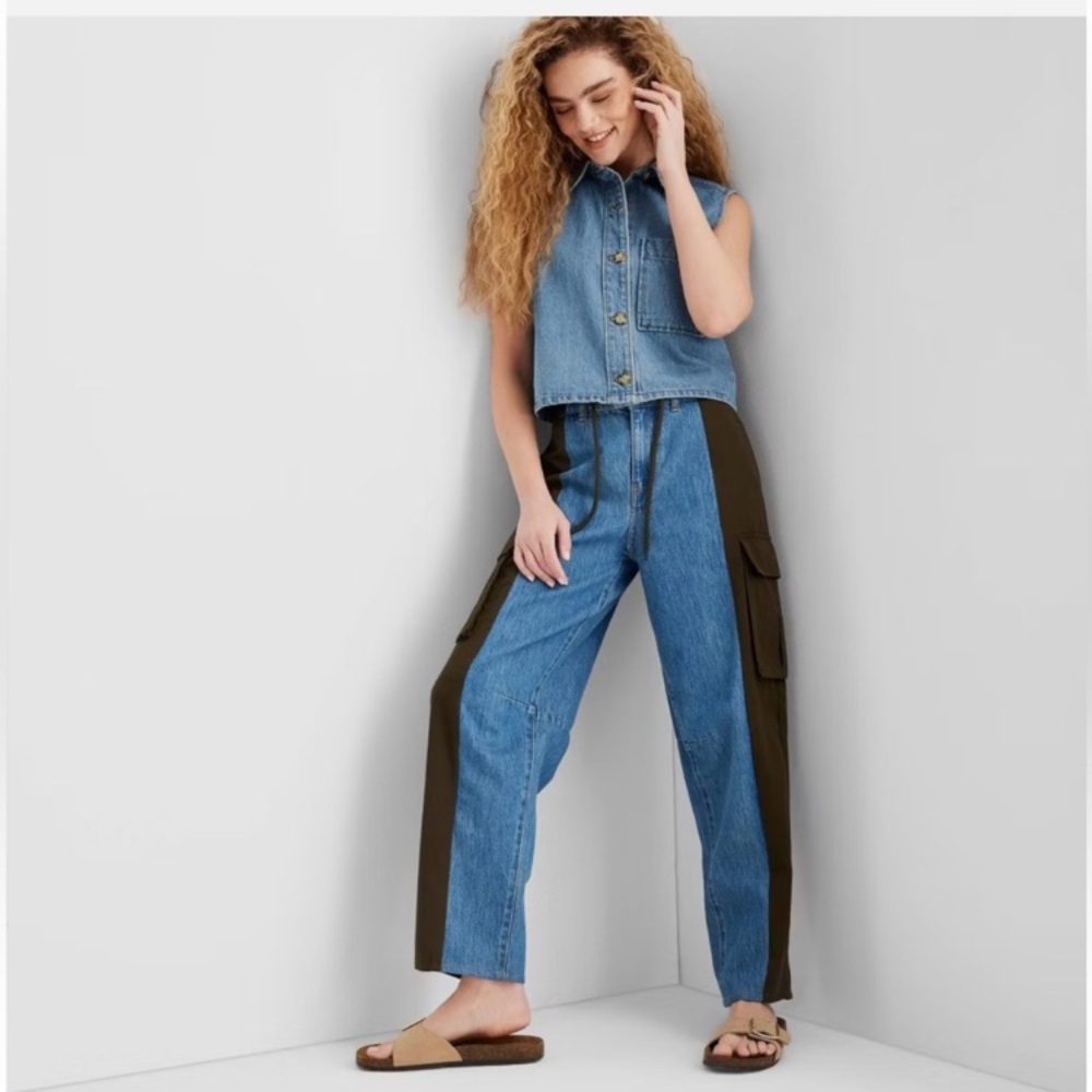Women's Mid-Rise Barrel Leg Mixed Fabric Jeans - FREE EUC SWEATSHIRT